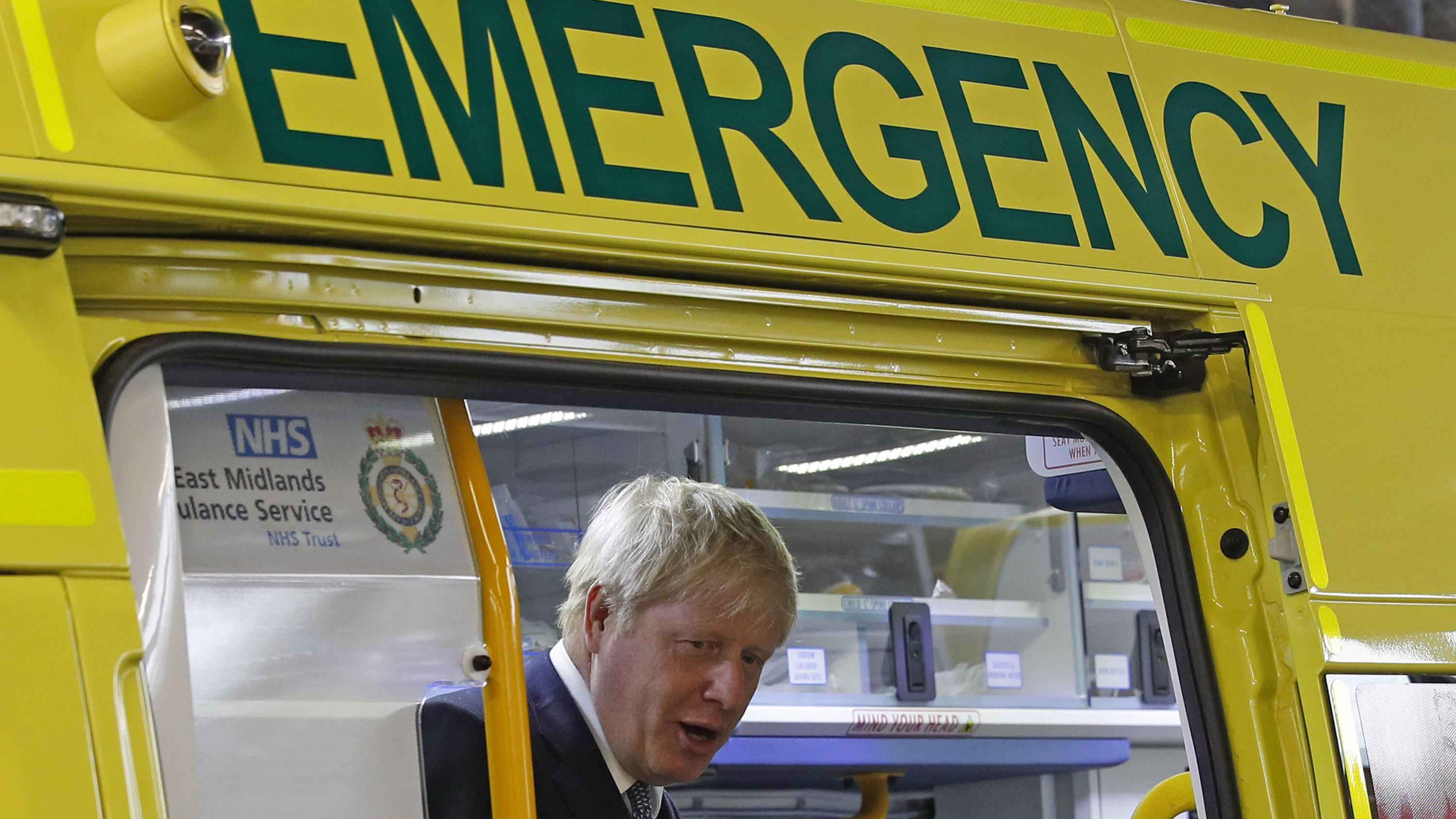 05.08.2019, Großbritannien, Boston: Boris Johnson, Premierminister von Großbrittanien, inspiziert einen Krankenwagen während eines Besuchs im Pilgrim Hospital. Er hat angekündigt zusätzliche 1,8 Milliarden Pfund in den nationalen Gesundheitsdienst (N