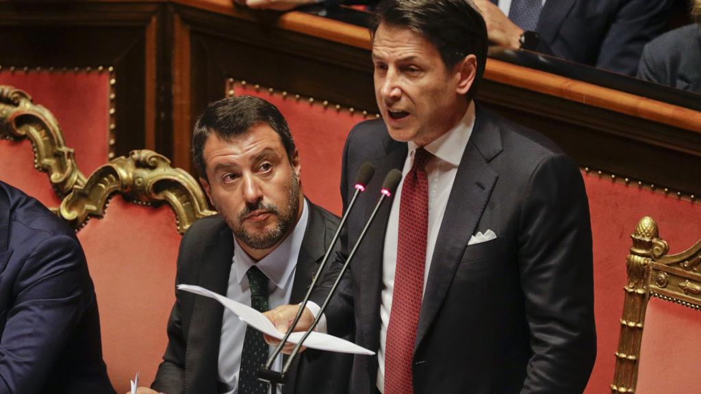 20.08.2019, Italien, Rom: Giuseppe Conte (r), Ministerpräsident von Italien, hält eine Rede in der Abgeordnetenkammer. Neben ihm sitzt der stellvertretende Ministerpräsident von Italien und Mitglied der Lega, Matteo Salvini.
