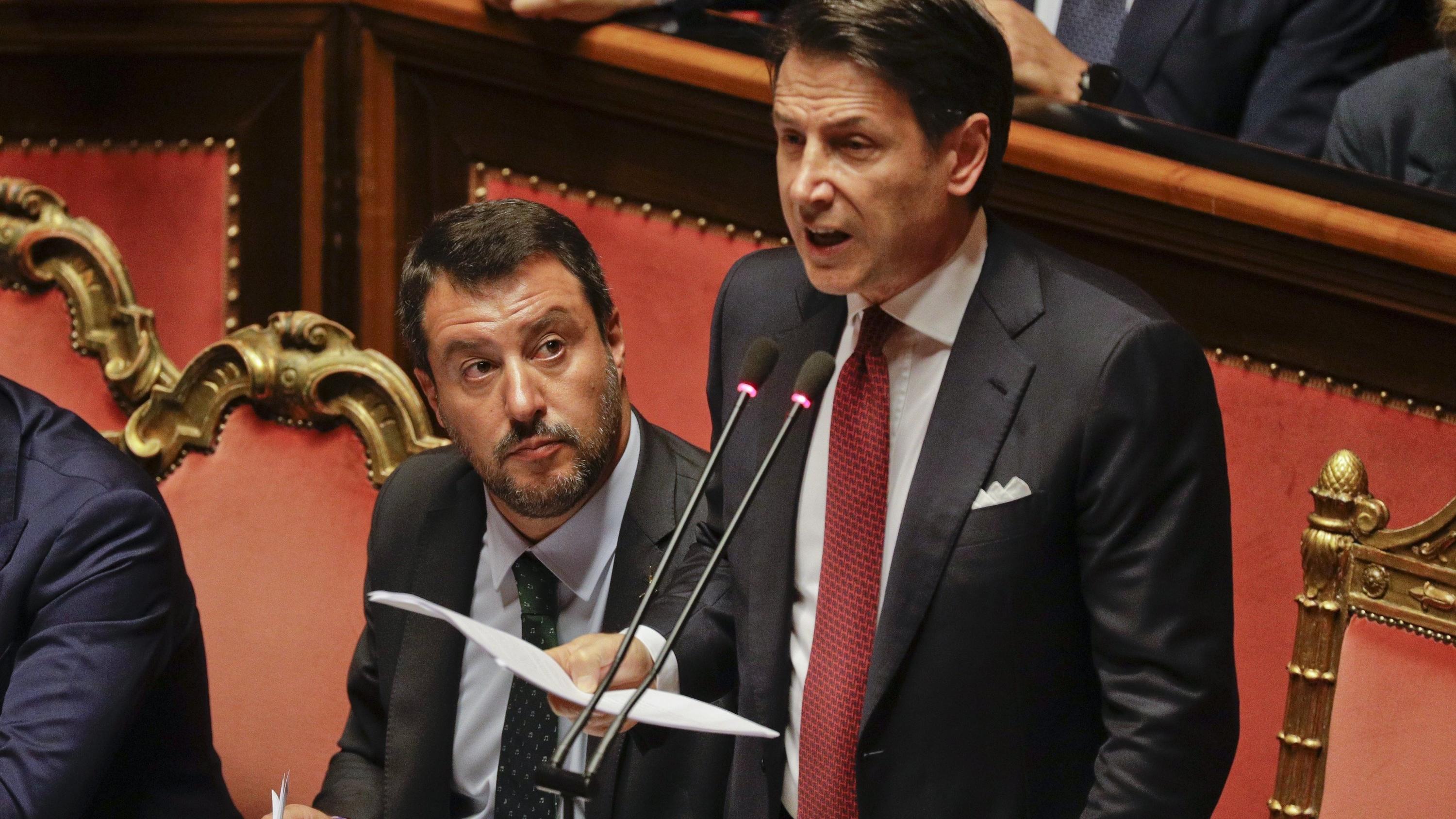 20.08.2019, Italien, Rom: Giuseppe Conte (r), Ministerpräsident von Italien, hält eine Rede in der Abgeordnetenkammer. Neben ihm sitzt der stellvertretende Ministerpräsident von Italien und Mitglied der Lega, Matteo Salvini.