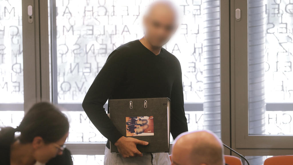 Der 31-jährige Angeklagte im Verhandlungssaal des Wuppertaler Landgerichts.