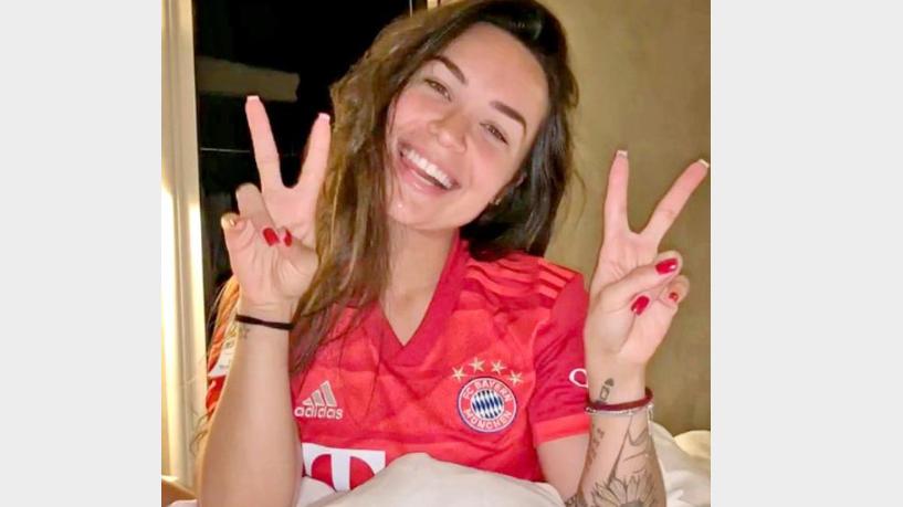 Aine Coutinho trägt ein Bayern-Trikot zum Einschlafen (Instagram/ainee.c)