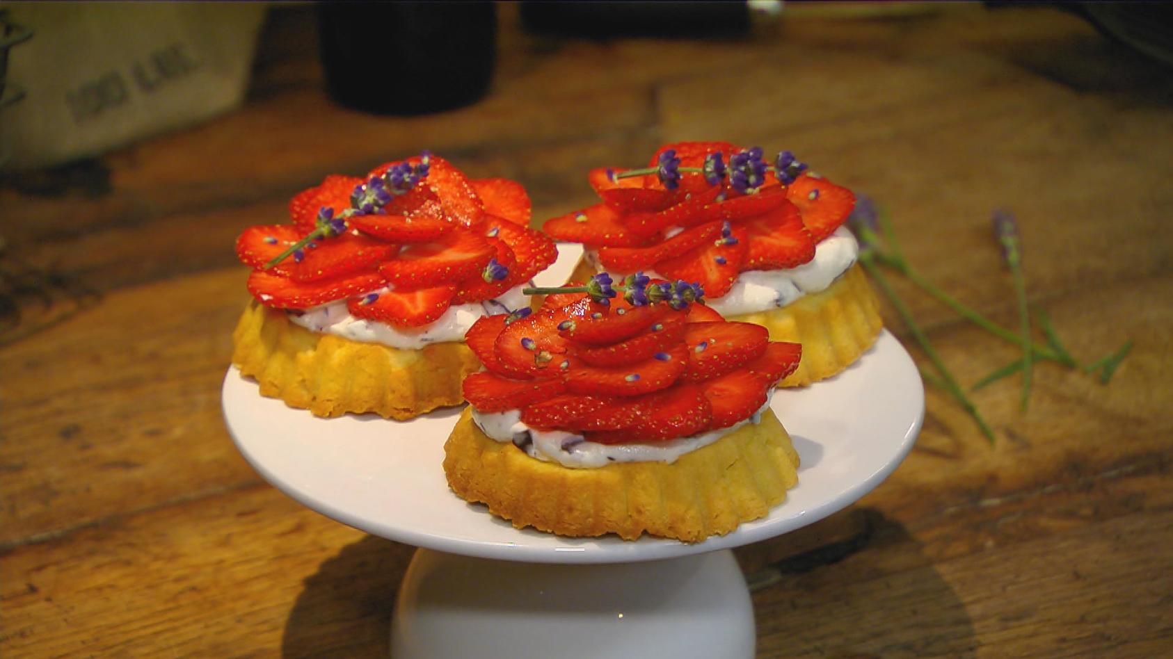 Erdbeer-Schaumkuss-Törtchen; Dessert von Andrea Schirmaier-Huber und Ronny Loll