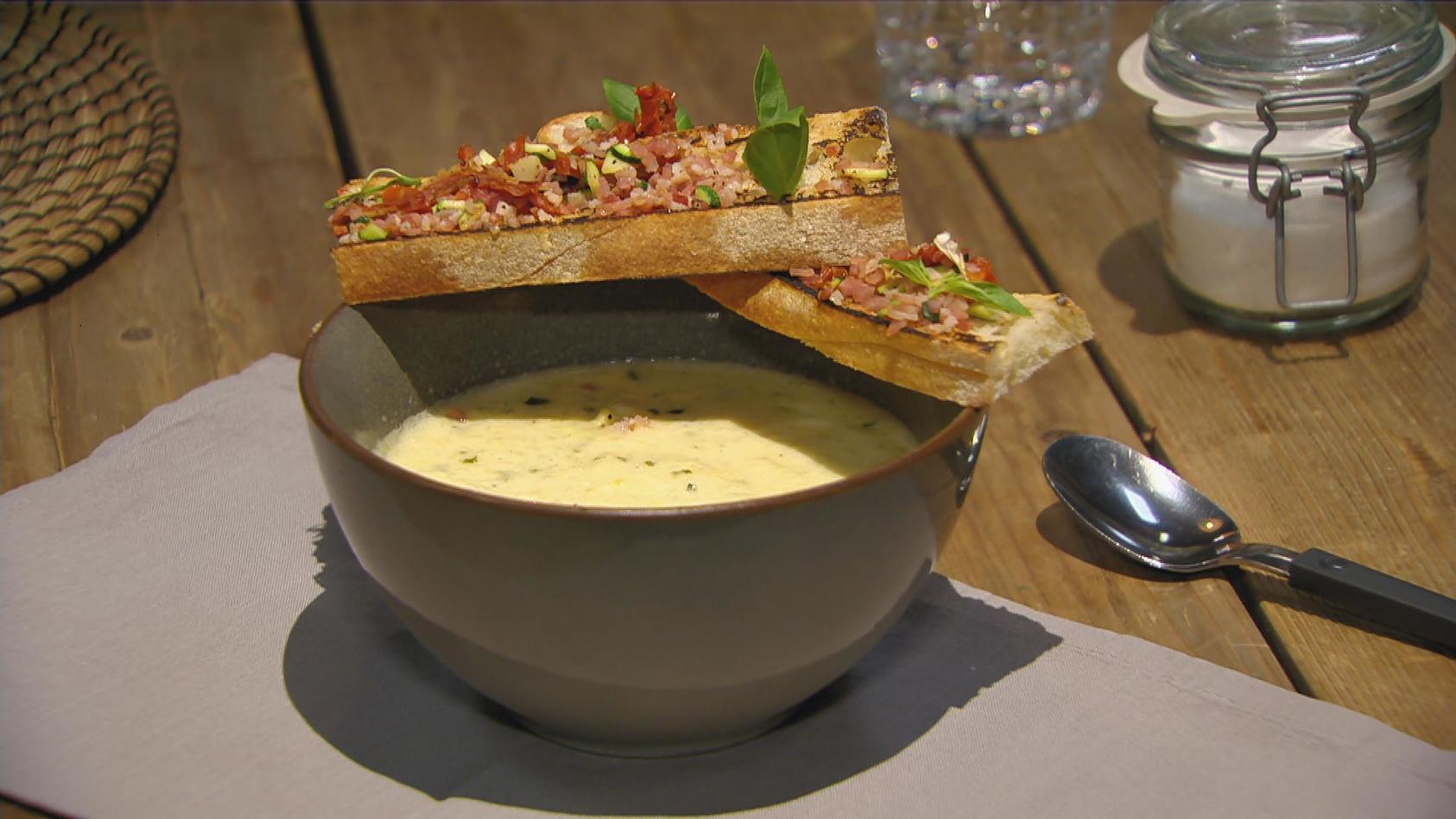 Zucchini-Suppe mit Speck & getrockneten Tomaten: Vorspeise von Meta Hiltebrand und Ludwig Heer