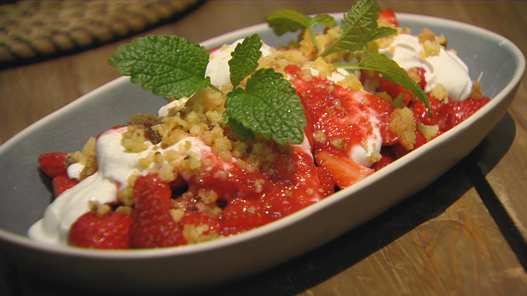 Erdbeeren mit Vanillequark und Ingwerstreuseln: Dessert von Meta Hiltebrand und Ludwig Heer