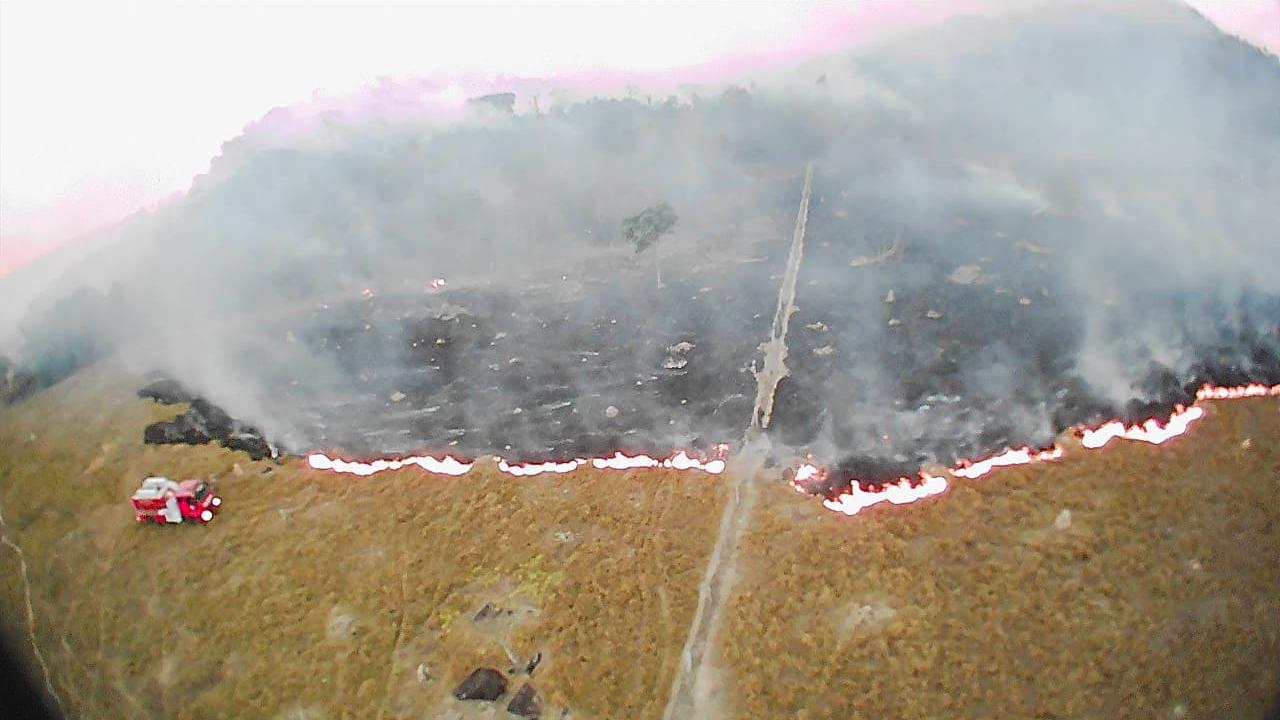 Brasilien, Mato Grosso: Auf diesem von der Feuerwehr zur Verfügung gestellten Bild steigen Rauchwolken aus den Feldern auf, während Löscharbeiten durchgeführt werden. In Brasilien wüten die schwersten Waldbrände seit Jahren.