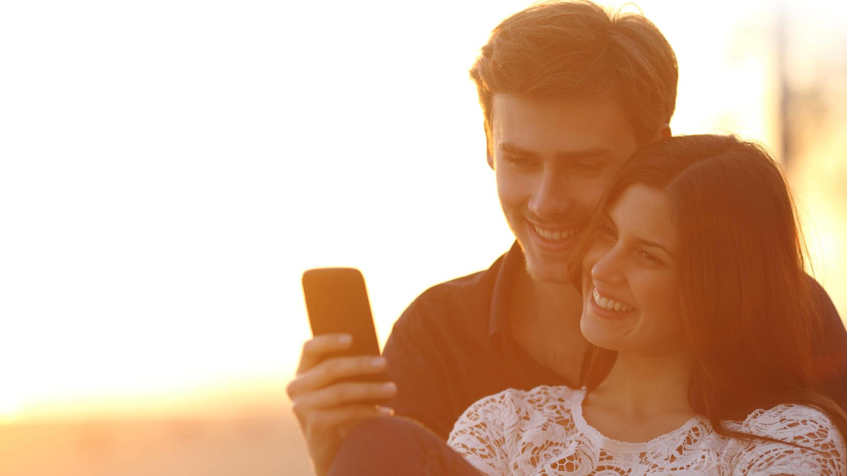 Tinder, Parship & Co.: Welche Dating-Apps kommen bei Singles am besten an?