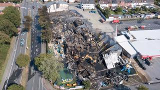 HANDOUT - 22.08.2019, Nordrhein-Westfalen, Recklinghausen: Brand vernichtet Indoor-Spielplatz «Kinderwelt». Laut Feuerwehr konnten alle Besucher, die sich am Morgen in der Halle aufgehalten hätten, das Gebäude verlassen. Es sei niemand verletzt worden. (Aufnahme mit einer Drohne) Foto: Feuerwehr Recklinghausen/dpa - ACHTUNG: Nur zur redaktionellen Verwendung im Zusammenhang mit der aktuellen Berichterstattung und nur mit vollständiger Nennung des vorstehenden Credits +++ dpa-Bildfunk +++