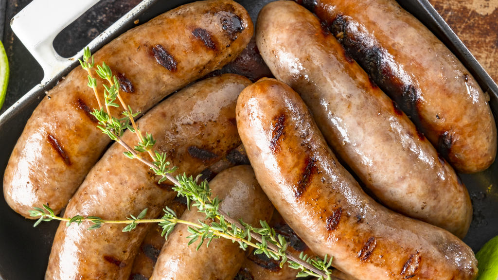 Grillwurst schmeckt nicht nur so, sondern eignet sich auch als tolle Grundlage für einen Salat.