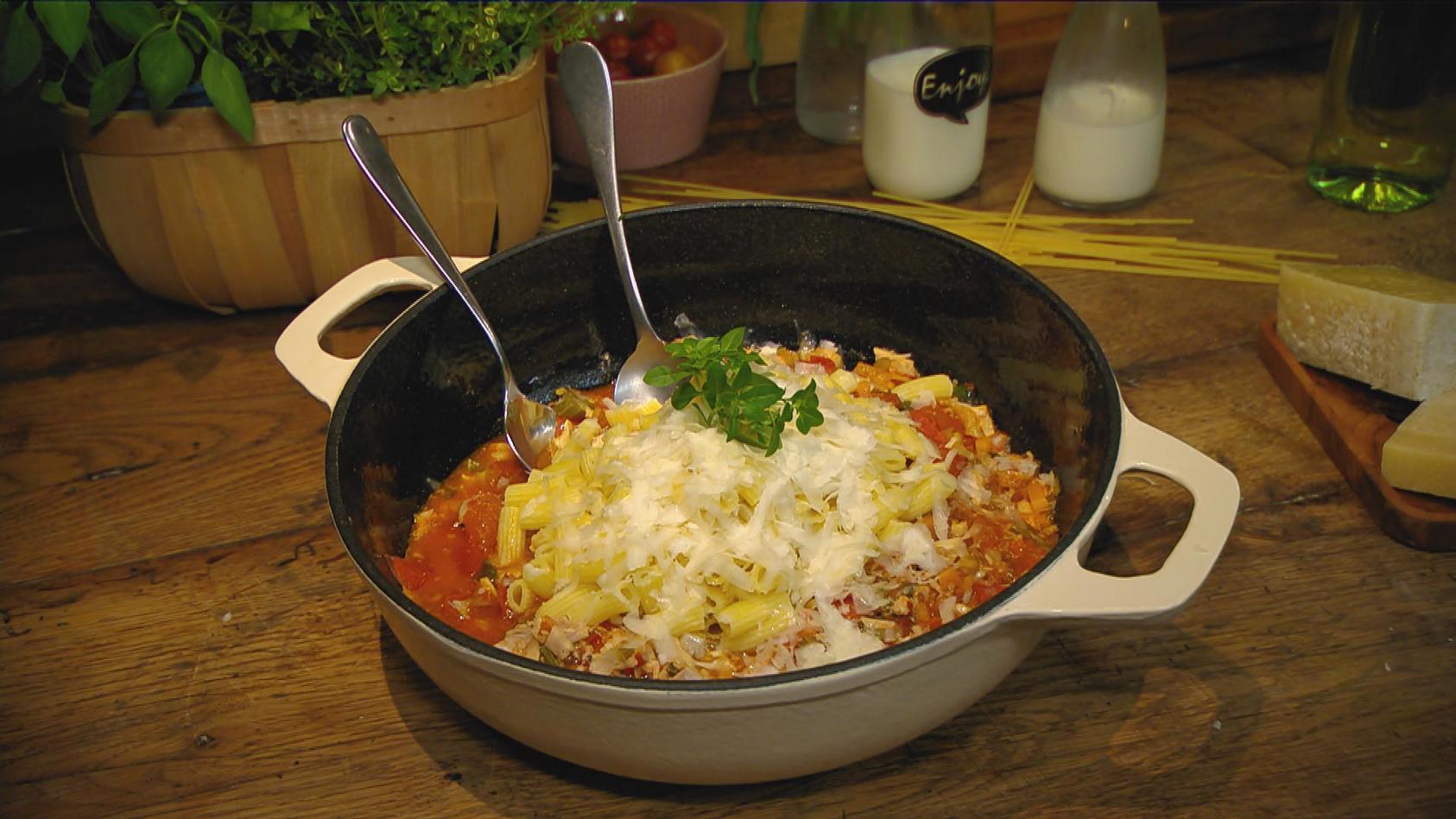 Pasta mit Hähnchen-Bolognese: Pasta-Rezept von Andrea Schirmaier-Huber und Ludwig Heer