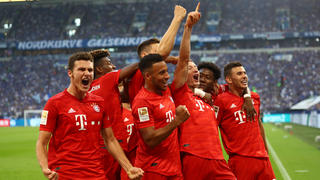 GELSENKIRCHEN, GERMANY - AUGUST 24: Robert Lewandowski of FC Bayern Munich celebrates with teammates after scoring their second goal during the Bundesliga match between FC Schalke 04 and FC Bayern Muenchen at Veltins-Arena on August 24, 2019 in Gelsenkirchen, Germany. (Photo by Martin Rose/Bongarts/Getty Images)