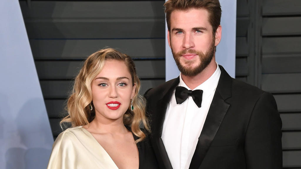 ARCHIV - 04.03.2018, USA, Los Angeles: Miley Cyrus und Liam Hemsworth kommen in Beverly Hills zur Vanity Fair Oscar Party. Vor gut zehn Tagen gaben Miley Cyrus und Liam Hemsworth ihre Trennung bekannt, nun folgt der nächste Schritt: Hemsworth habe di