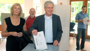 Urnengang: Regierungschef Jens Böhrnsen (SPD) gab seine Stimme zusammen mit Lebensgefährtin Birgit Rüst und Sohn Söhnke ab.