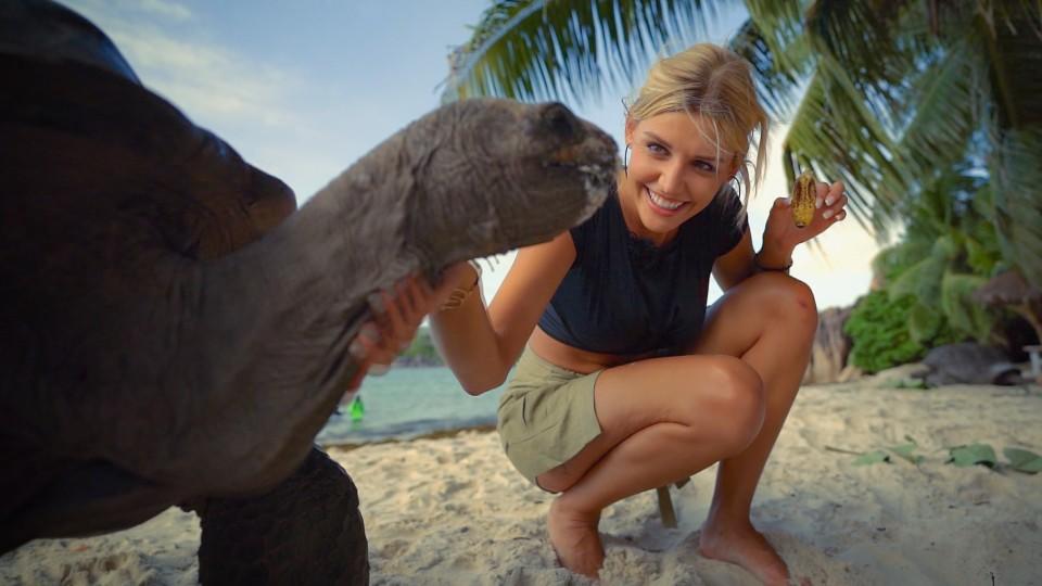 Bachelorette Gerda Lewis streichelt beim Dreamdate mit Tim den Hals einer Schildkröte.