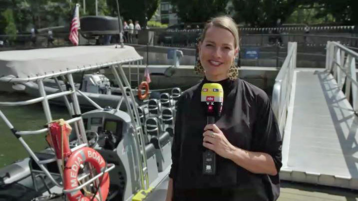 RTL-Reporterin Christina Endruschat berichtet aus dem New Yorker Hafen.