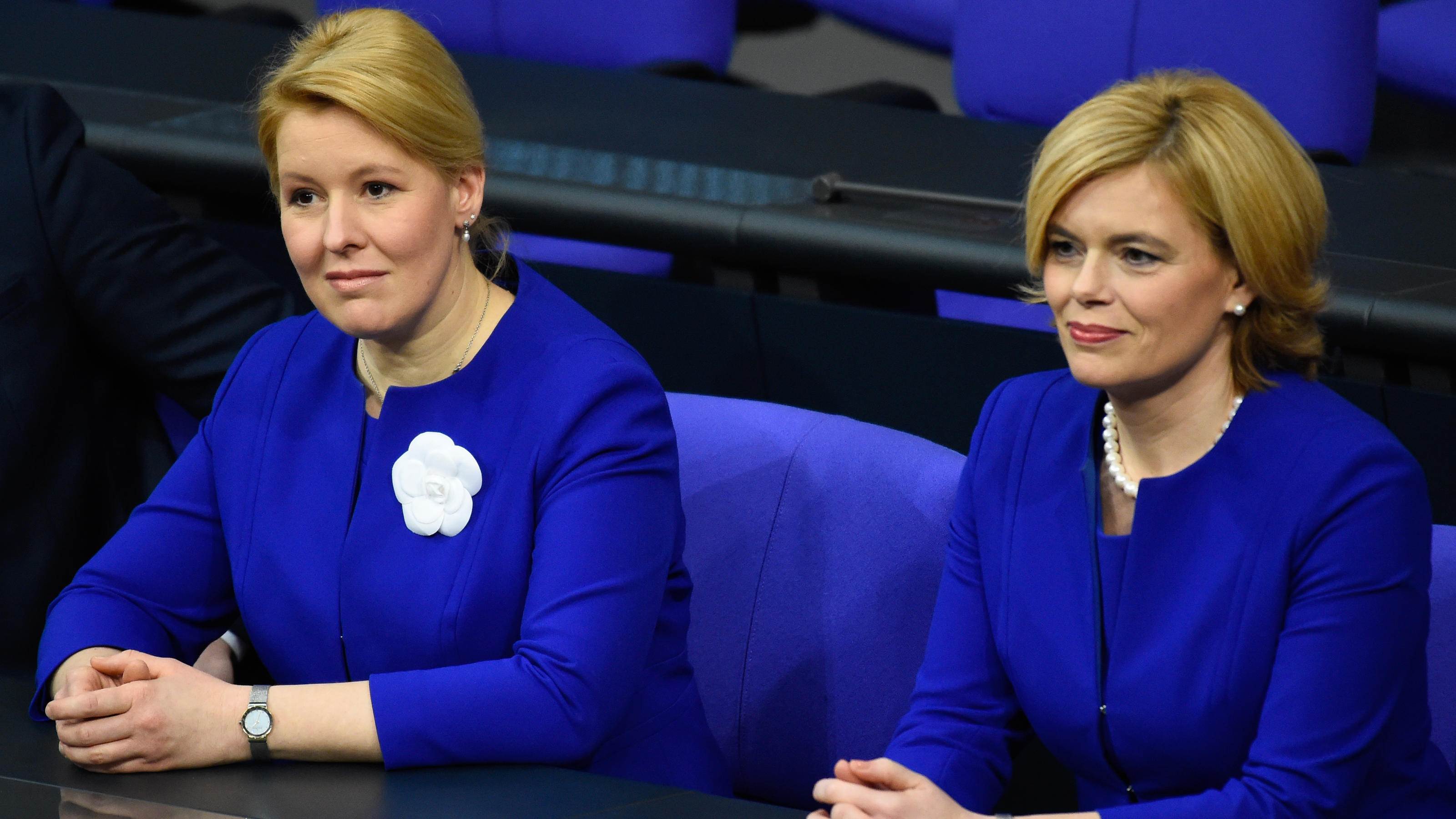 Partnerlook in blau: Franziska Giffey und Julia Klöckner bei ihrer Vereidigung im Bundestag.