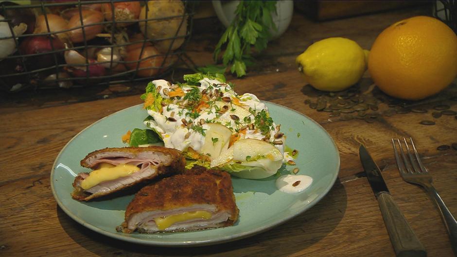 Cordon bleu mit Möhren-Apfel-Salat – das Rezept aus &amp;quot;essen &amp; trinken ...