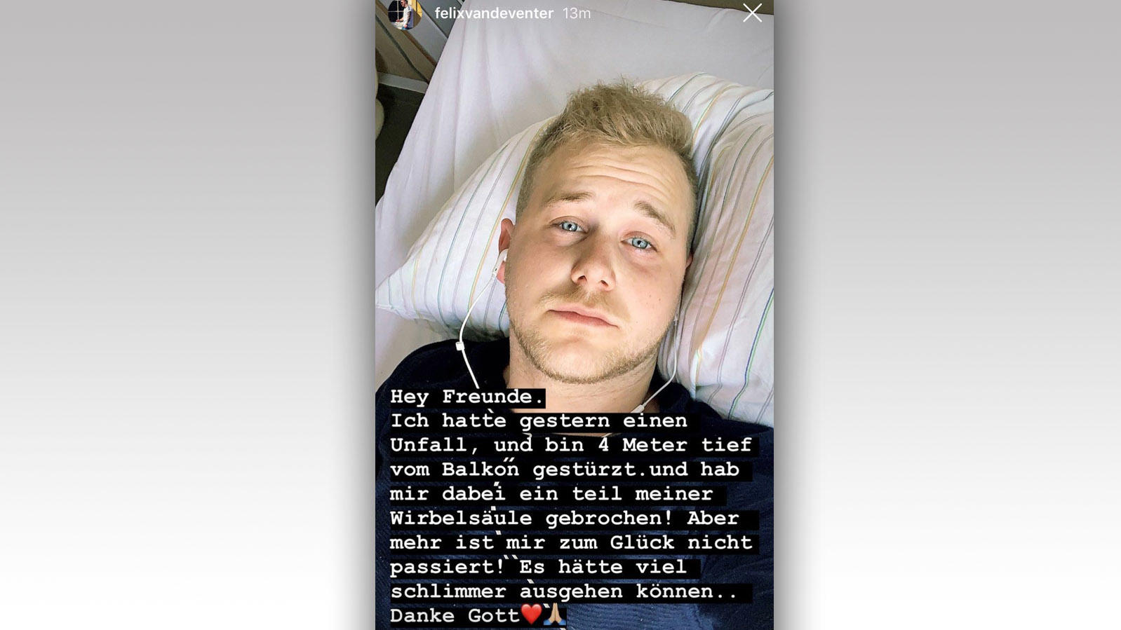 Felix van Deventer stürzt 4 Meter tief von einem Balkon.