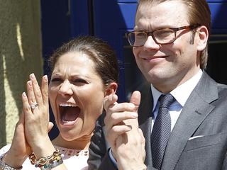 Sweden's Crown Princess Victoria and her husband Prince Daniel, the Duke of Vastergotland, react while watching a break dance show by a Munich youth club May 24, 2011.  REUTERS/Michaela Rehle (GERMANY - Tags: SOCIETY ENTERTAINMENT ROYALS IMAGES OF THE DAY)