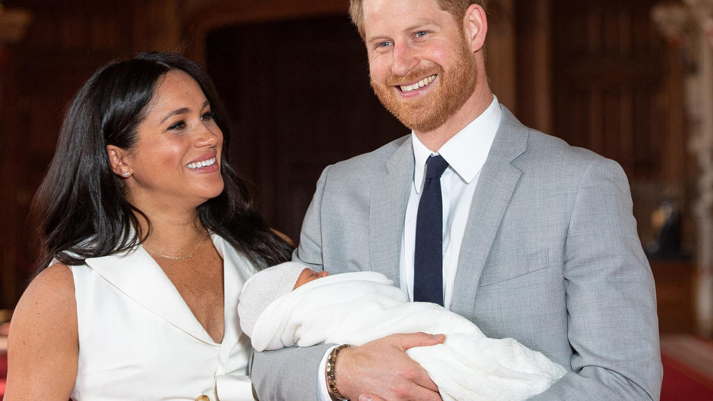 ARCHIV - 08.05.2019, Großbritannien, Windsor: Prinz Harry von Großbritannien und Meghan, Herzogin von Sussex, kommen mit ihrem Sohn Archie Harrison Mountbatten-Windsor zu einem Fototermin in der St. George's Hall im Windsor Castle. (zu dpa "Prinz Har