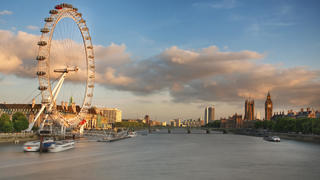 London Eye with Westminster and the River Thames, London, England, United Kingdom, Europe | Verwendung weltweit, Keine Weitergabe an Wiederverkäufer.