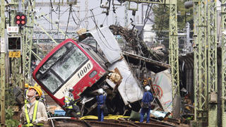 dpatopbilder - 05.09.2019, Japan, Yokohama: Ein Zug steht entgleist nach einem Zusammenstoß mit einem Lastwagen an einem Bahnübergang auf den Gleisen. Der Laster war aus ungeklärter Ursache an dem Übergang liegengeblieben. Bei dem Zusammenstoß wurden mehrere Dutzend Menschen verletzt. (Zu dpa: «Zug prallt mit Laster zusammen - Mehr als 30 Verletzte in Japan») Foto: -/kyodo/dpa +++ dpa-Bildfunk +++