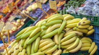 Bananen auf einem Marktstand, Deutschland - Bananas on a market stall, Germany, Europe *** Bananas at a market stall Germany Bananas on a market stall Germany Europe PUBLICATIONxINxGERxSUIxAUTxHUNxONLY 1093402502  