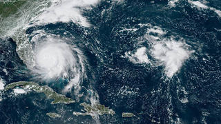 HANDOUT - 02.09.2019, Bahamas, Nassau: Dieses von der «National Oceanic and Atmospheric Administration» (NOAA) zur Verfügung gestellte Satellitenbild zeigt am 02.09.2019 um 16:40 Uhr UTC zeigt den Hurrikan «Dorian» (l) über den Bahamas. Foto: GOES-16-Satellit/NOAA/dpa - ACHTUNG: Nur zur redaktionellen Verwendung und nur mit vollständiger Nennung des vorstehenden Credits +++ dpa-Bildfunk +++