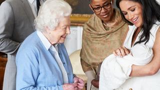 HANDOUT - 08.05.2019, Großbritannien, Windsor: Herzogin Meghan (r) zeigt zusammen mit Prinz Harry (2.v.l) ihren Sohn Archie Harrison Mountbatten-Windsor Königin Elizabeth II. (M), dem Herzog von Edinburgh (l) und ihrer Mutter, Doria Ragland (2.v.r). Foto: Chris Allerton/SussexRoyal NEWS/PA Wire/dpa - ACHTUNG: MANDATORY CREDIT: Chris Allerton/SussexRoyal NEWS/PA Wire/dpa. KEINE VERWENDUNG NACH FREITAG 07. JUNI 2019. Nur zur redaktionellen Verwendung im Zusammenhang mit der aktuellen Berichterstattung und nur mit vollständiger Nennung des vorstehenden Credits. An dem Bild dürfen keine Veränderungen vorgenommen werden. Bei einer Veröffentlichung müssen alle abgebildeten Personen zu sehen sein. Kein Verkauf, keine kommerzielle Nutzung, keine Nutzung für Erinnerungsstücke oder Souveniers. +++ dpa-Bildfunk +++