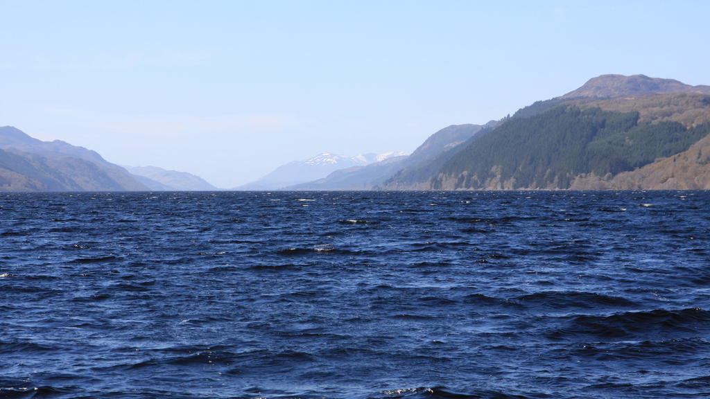 ARCHIV - 17.04.2014, Großbritannien, Inverness: Der See Loch Ness im schottischen Hochland bei Inverness. Die Uralt-Saga um das Monster von Loch Ness ist um ein Kapitel reicher. Nach einer gründlichen Analyse von DNA-Proben aus dem See im schottische