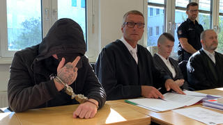 Prozess zum Tod von Maria auf Usedom: Angeklagter Nicolas K. (links mit Stinkefinger) und Niko G. (rechts) im Gericht