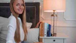 Celine Nadolny mit Büchern zum Thema Geld