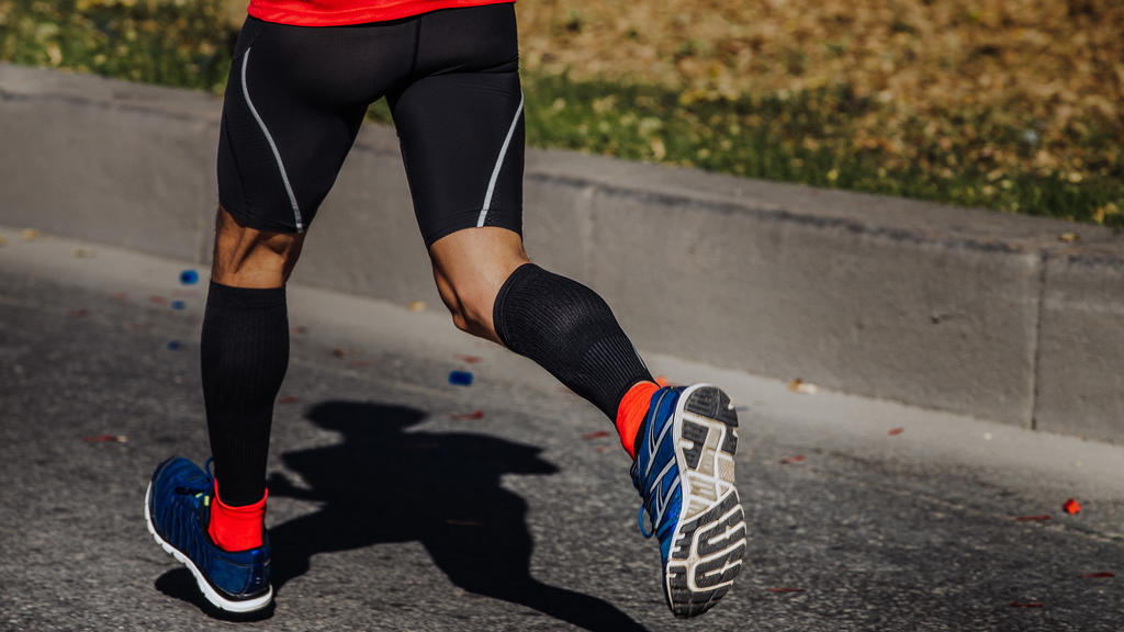 Lange Socken oder Strümpfe sind im Herbst ideal