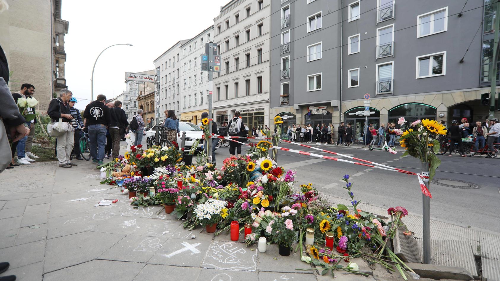 Blumen nach dem Unfall in der Invalidenstr Ecke Ackerstraße, bei dem vier Menschen durch einen Autofahrer zu Tode kamen. *** 07 09 2019, Berlin Mitte Flowers after the accident at the corner of Invalidenstr. and Ackerstrasse