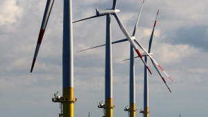 ARCHIV - Auf der Ostsee vor der Halbinsel Darß stehen Windräder des Offshore-Windparks «EnBW Baltic 1» (Archivbild vom 02.09.2010). Die von allen Stromverbrauchern zu zahlende Ökostrom-Umlage steigt 2011 um rund 70 Prozent auf 3,530 Cent. Das teilten die vier deutschen Übertragungsnetzbetreiber am Freitag (15.10.2010)offiziell mit. Grund ist vor allem der massive Zubau im Bereich der Solarenergie. Für eine vierköpfige Familie mit einem Jahresverbrauchvon 4000 Kilowattstunden Strom könnten dadurch Mehrkosten von rund 70 Euro pro Jahr anfallen.  Foto: Bernd Wüstneck dpa/lmv   (zu dpa 0146 vom 15.10.2010)  +++(c) dpa - Bildfunk+++