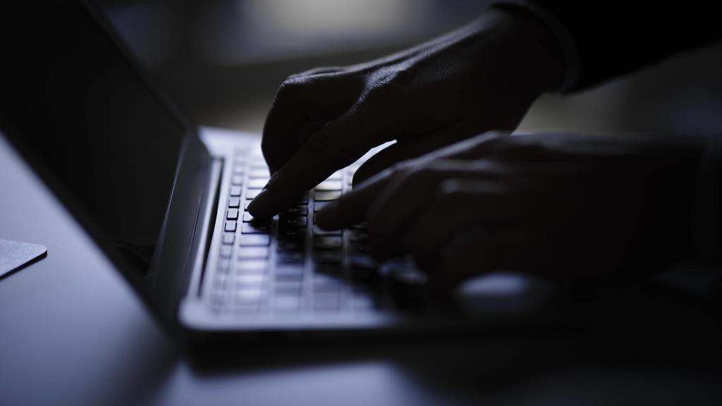 Haende schreiben auf einer Computertastatur. Berlin, 05.02.2018 Berlin Deutschland *** Hands writing on a computer keyboard Berlin 05 02 2018 Berlin Germany PUBLICATIONxINxGERxSUIxAUTxONLY Copyright: xThomasxTrutschel/photothek.netx