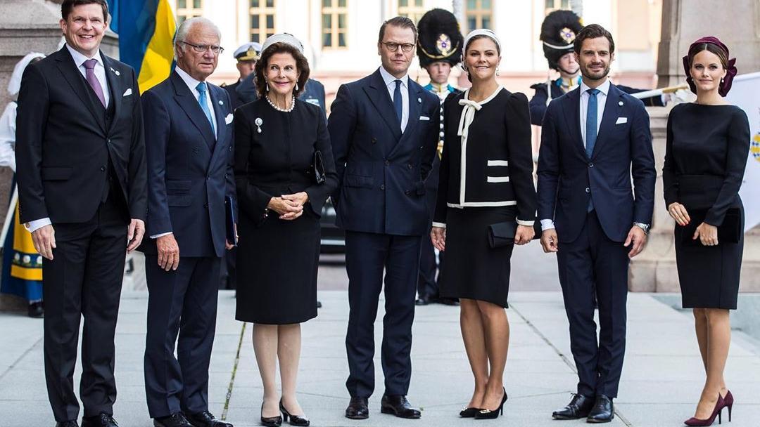 V.l.n.r.: Reichstagspräsident von Schweden Andreas Norlén empfängt König Carl XVI. Gustaf und Königin Silivia, Prinz Daniel und Kronprinzessin Victoria sowie Prinz Carl Philip und Prinzessin Sofia.