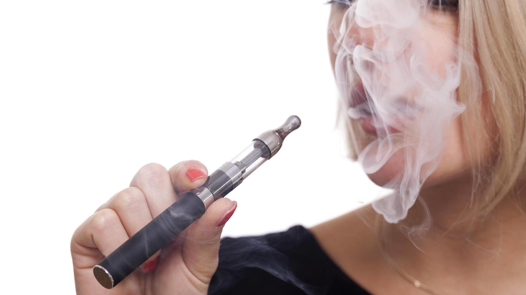 Junge Frau raucht E-Zigarette