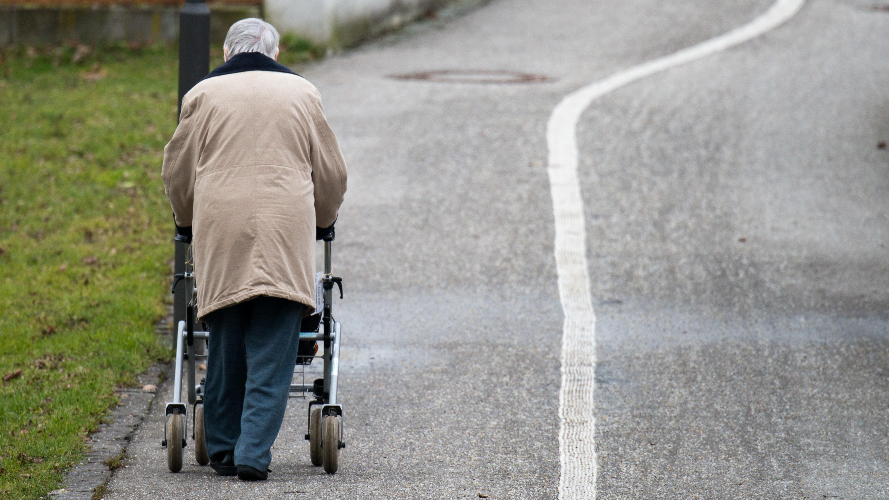 ARCHIV - 16.01.2014, Bayern, Landshut: Eine ältere Frau geht mit einem Rollator auf einem Weg entlang. Foto: Armin Weigel/dpa +++ dpa-Bildfunk +++