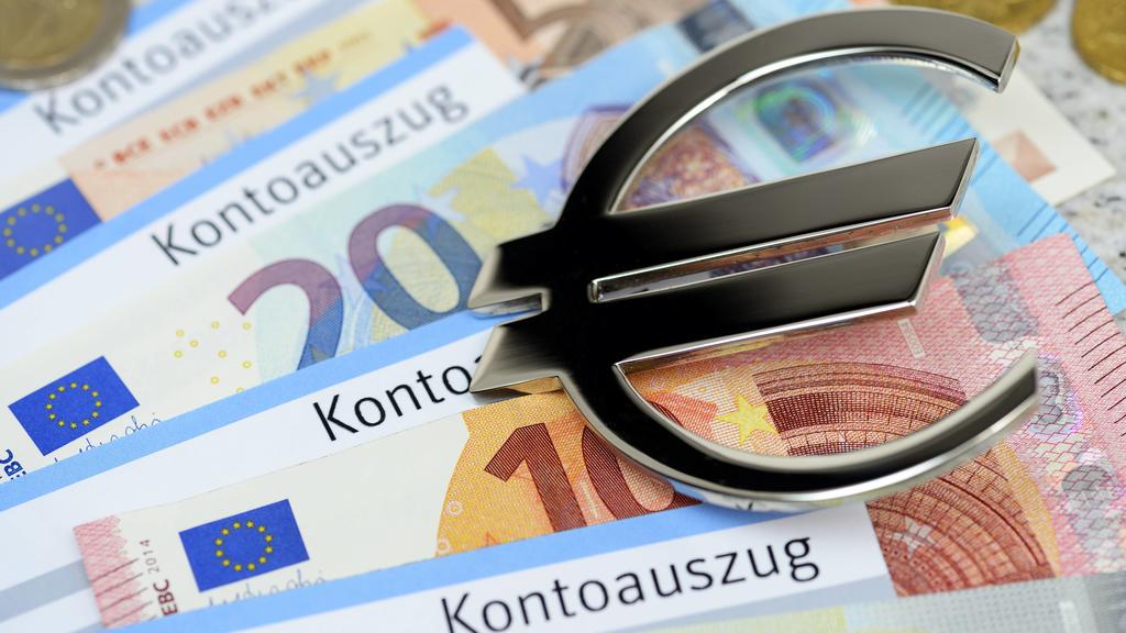 Kontoauszüge und Geldscheine mit Eurozeichen