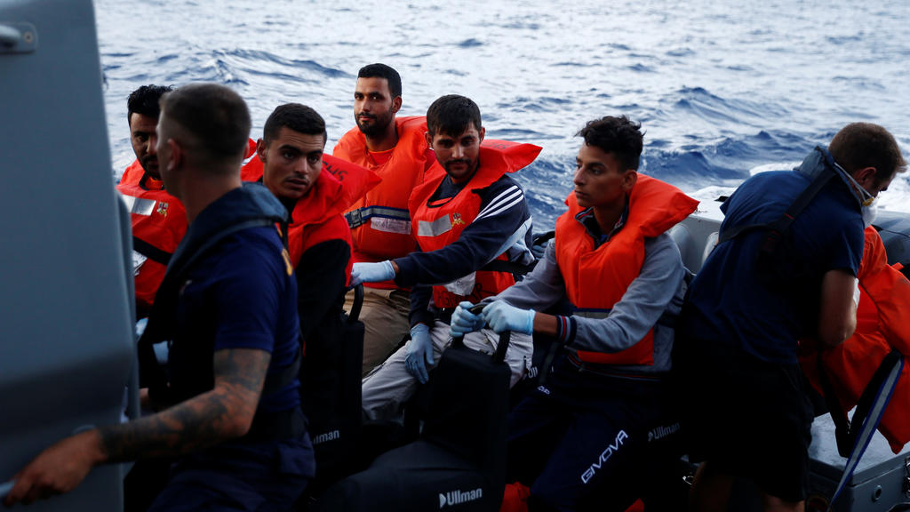 Tunesische Flüchtlinge werden dem maltesischen Militär übergeben.