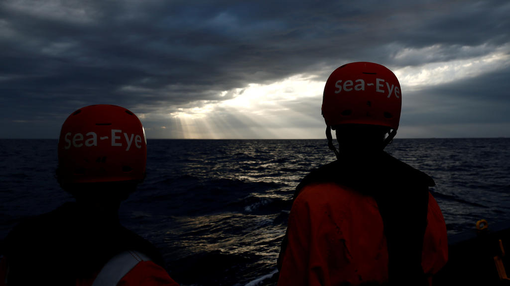 Crew-Mitglieder auf dem deutschen Rettungsschiff "Alan Kurdi" im Mittelmeer. 