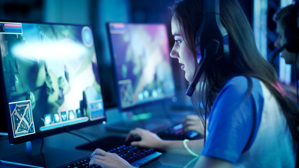 Frau spielt ein Videogame