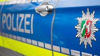 Emblem der Polizei in NRW an einem Polizeiauto
