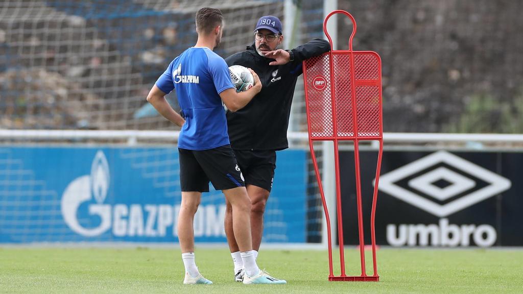 15.08.2018, Fussball, Saison 2019/2020, Bundesliga, Training FC Schalke 04 v. l. Mark Uth (FC Schalke 04), Cheftrainer David Wagner (FC Schalke 04) Gelsenkirchen NRW Deutschland xRHR-FOTO/TRx *** 15 08 2018, football, season 2019 2020, Bundesliga, tr