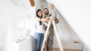 Portrait of happy family working on loft conversion model released Symbolfoto property released PUBLICATIONxINxGERxSUIxAUTxHUNxONLY MFRF01178  