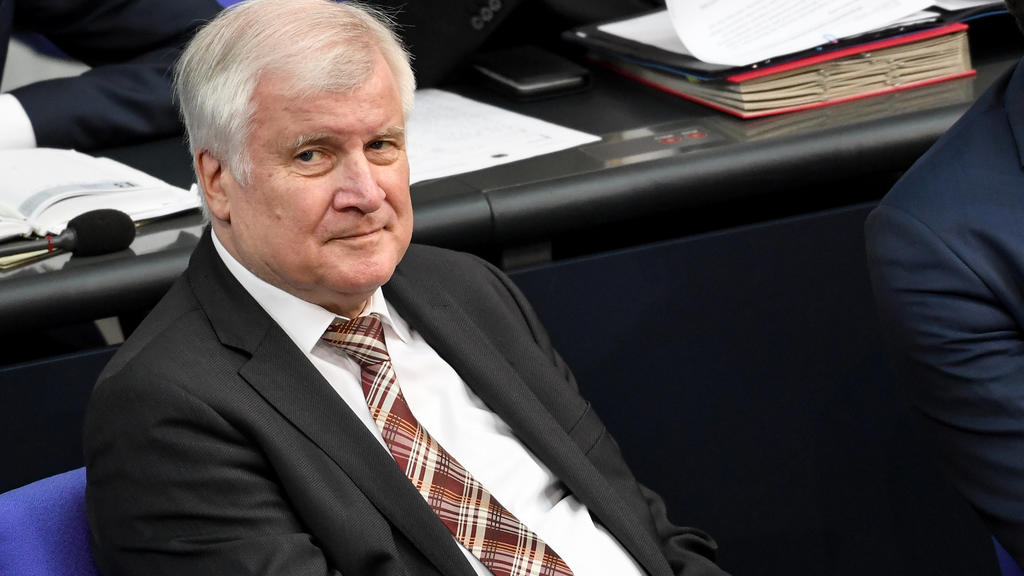13.09.2019, Berlin: Horst Seehofer (CSU), Bundesminister für Inneres, Heimat und Bau, nimmt an der 113. Sitzung des Bundestages teil. Hauptthema der Sitzung der 19. Legislaturperiode sind die Beratungen der Einzeletats der Ministerien für Arbeit und