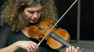 HANDOUT - 13.09.2019, ---: Das undatierte Bild zeigt die bulgarische Musikerin Biliana Voutchkova, die eine Geige spielt. Die Suche nach ihrer verlorenen Violine über die sozialen Medien hat einer Musikerin ein unerwartetes Angebot beschert. Der bulgarischen Musikerin war ihre heiß geliebte Geige am Wochenende im Zug abhanden gekommen, als sie auf der Anreise zu einem Festival überraschend in Düren aussteigen musste, wie sie im Gespräch mit der dpa erzählte. Foto: Pandelis Karayorgis/Privat/dpa - ACHTUNG: Nur zur redaktionellen Verwendung im Zusammenhang mit der aktuellen Berichterstattung und nur mit vollständiger Nennung des vorstehenden Credits +++ dpa-Bildfunk +++