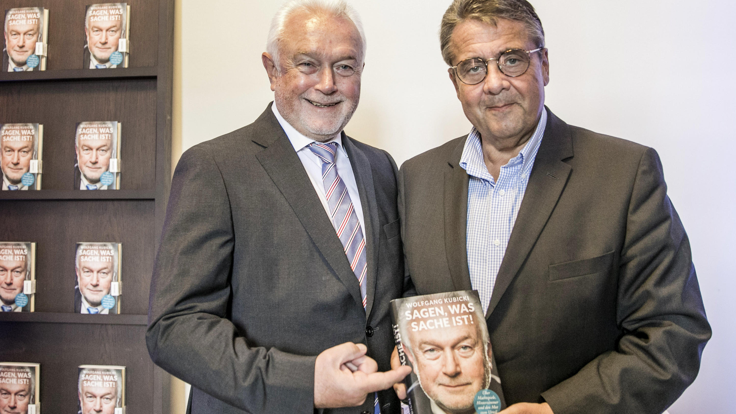 04.09.2019, Berlin: Siegmar Gabriel (r) hält das ein Exemplar des Buches mit dem Titel "Sagen was Sache ist!" von Wolfang Kubicki (l), FDP- Politiker und Buchautor, in der Hand. Foto: Carsten Koall/dpa +++ dpa-Bildfunk +++
