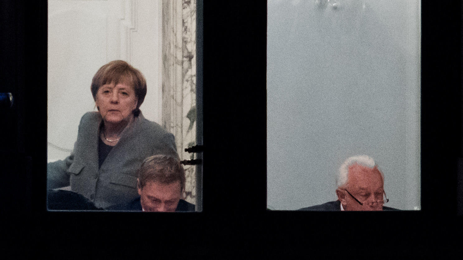 Bundeskanzlerin Angela Merkel (CDU, l-r), Christian Lindner, Bundesvorsitzender der FDP, und Wolfgang Kubicki, stellvertretender FDP-Bundesvorsitzender, beraten am 14.11.2017 bei den Sondierungsgesprächen von CDU, CSU, FDP und Bündnis 90/Die Grünen i