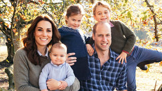 ARCHIV - 14.12.2018, Großbritannien, London: Das vom Kensington Palace zur Verfügung gestellte Foto zeigt den britischen Prinz William mit seiner Frau Herzogin Kate und den drei Kindern Prinz Louis (l), Prinzessin Charlotte (M) und Prinz George (r). Das Foto ziert die Weihnachtskarte von 2018 der königlichen Familie. (zu dpa Prinz William und Herzogin Kate reisen mit den Kindern per Linienflug) Foto: Matt Porteous/PA Wire/dpa +++ dpa-Bildfunk +++